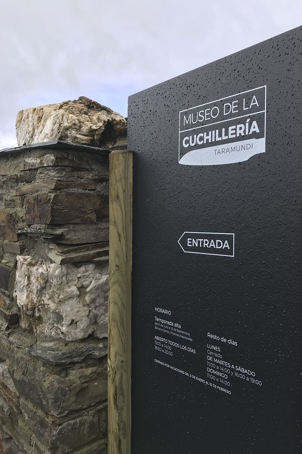 Señalización exterior del Museo de la Cuchillería de Taramundi