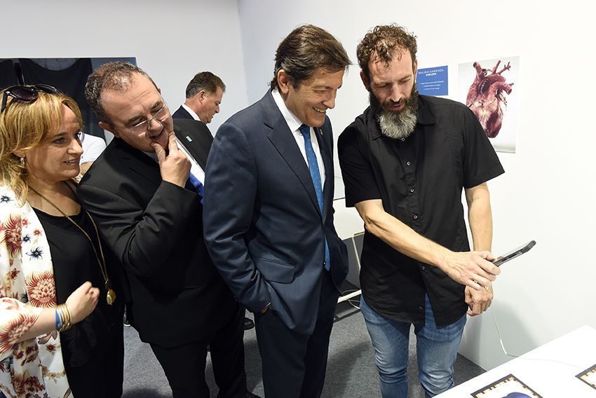 Toni Cobertera de Think Diseño muestra al presidente del Principado de Asturias Javier Fernández los usos de la realidad aumentada en el Pabellón de Oviedo en FIDMA 2018 "Oviedo cruce de caminos"