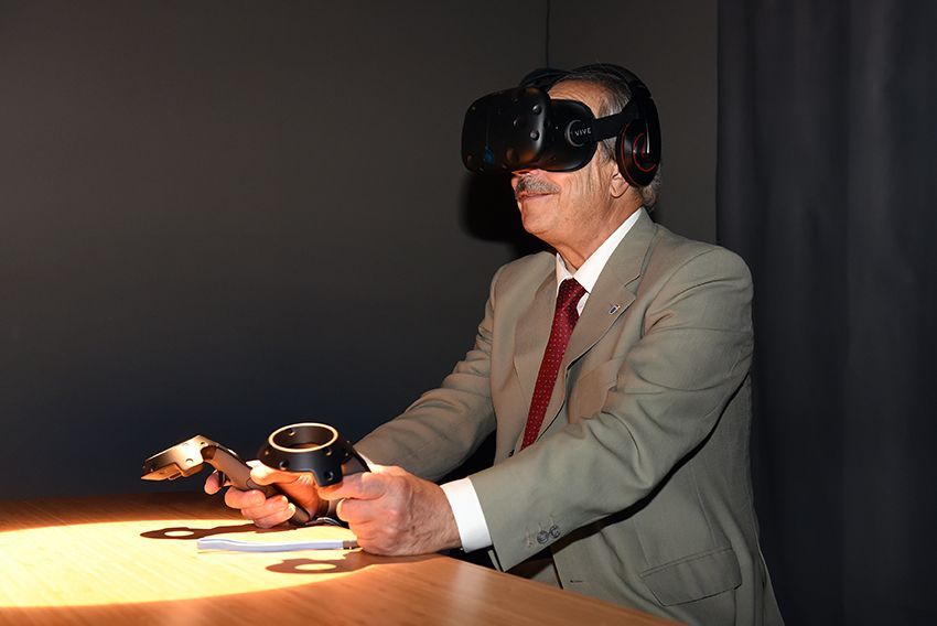 Wenceslao López prueba la gastronomía ovetense y asturiana a través de unas gafas de realidad virtual en el Pabellón de Oviedo en FIDMA 2018 "Oviedo cruce de caminos"