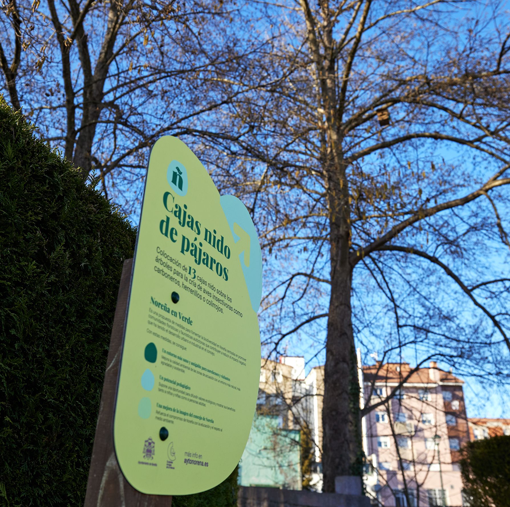 Panel señalando Cajas nido de pájaros de Noreña en Verde