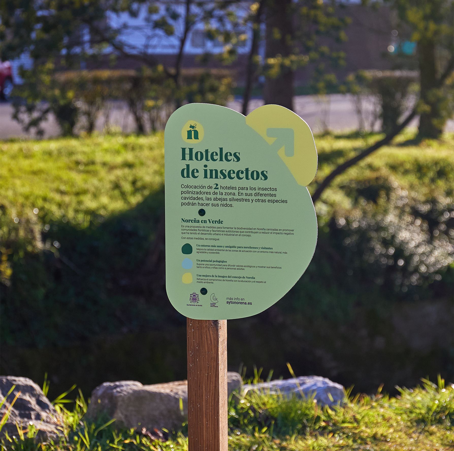 Panel señalando Hoteles de insectos de Noreña en Verde
