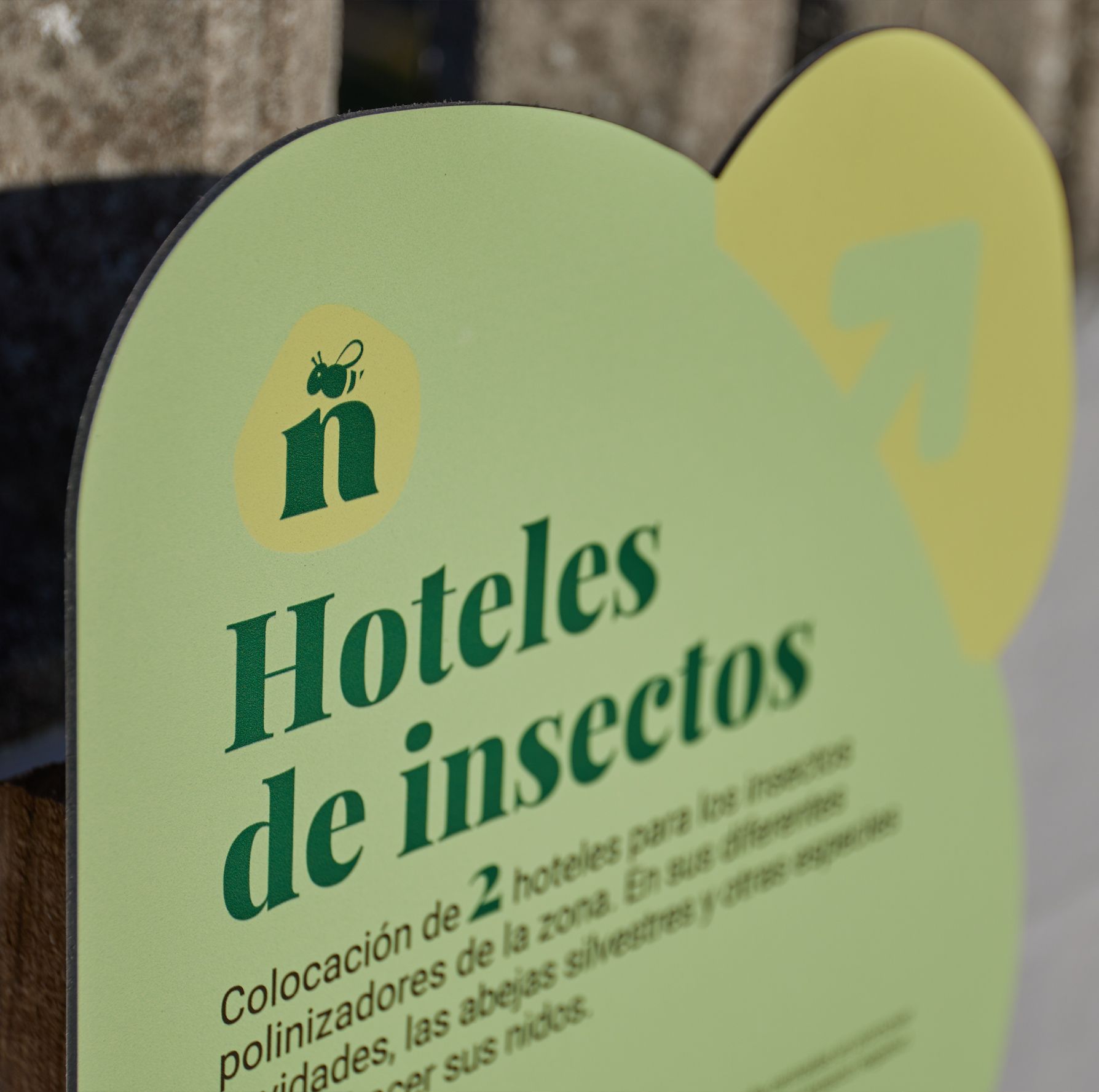 Panel señalando Hoteles de insectos de Noreña en Verde